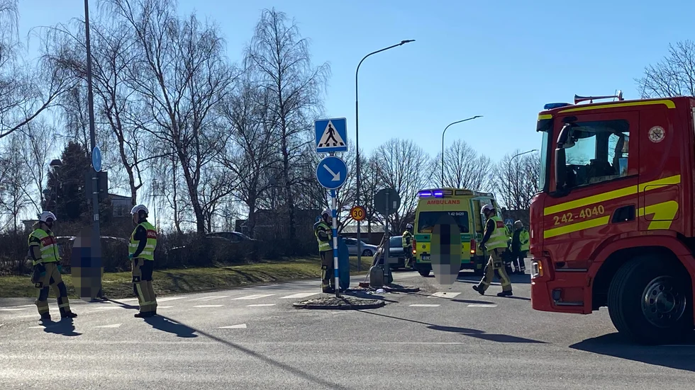 En moped och en bil krockade på fredagseftermiddagen vid korsningen Agneshögsgatan/Tegelviksvägen. Ambulans, räddningstjänst och polis larmades.