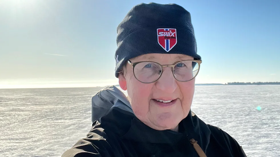 Therese Nyman älskar att åka skidor på havsisen. Hon har lång erfarenhet av skärgårdslivet. Nu har hon, trots den bitvis kalla vintern, noterat att det är isvakar på platser där isen rimligtvis borde vara väldigt tjock. 
