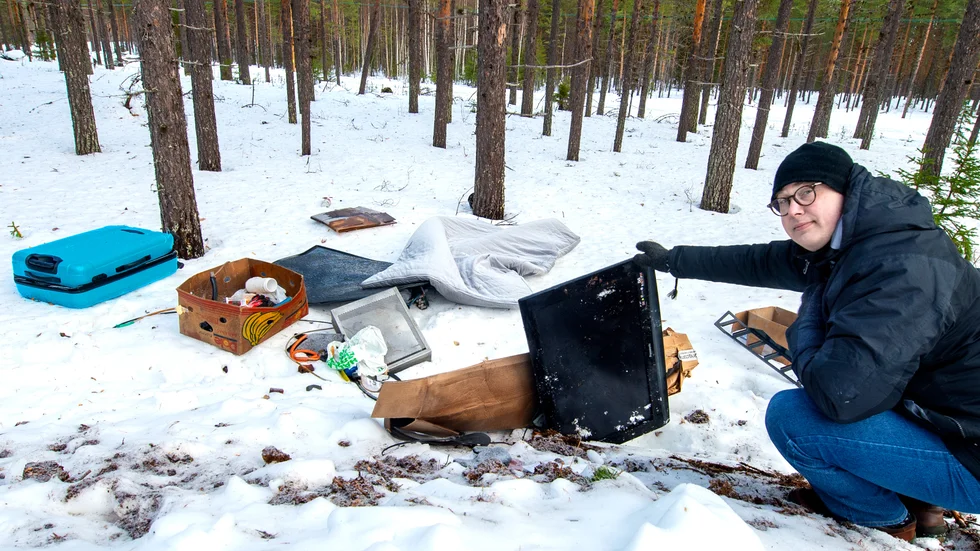 "Ingen rolig syn", säger Jörgen Wennström om skrotet som först dumpades en gång, sedan hämtades och slänges en andra gång, fem kilometer längre bort efter samma väg.