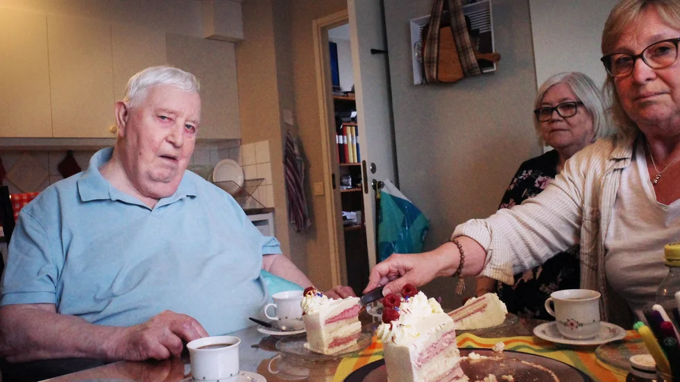 Kjell Johansson fick smaka på dotterns 60-årstårta i efterhand. Efter att ha ansökt om riksfärdtjänst beviljades han ett par tågbiljetter istället för en handikappanpassad bil. 