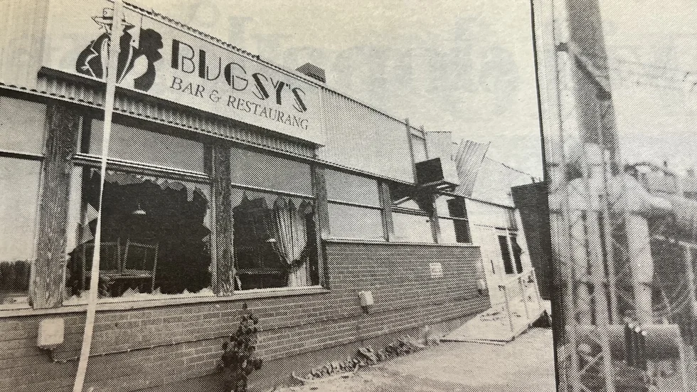 Veckans fråga: I januari 1992 köpte fem entusiastiska kompisar gamla Restaurang Mecca och inledde en total renovering av det som skulle bli Bugsys bar & restaurang. Dessvärre förstördes allt i en brand. Restaurang Mecca gick även under ett annat namn. Minns du vilket? 1. Flisdiskot X. Jurassic Park 2. Times