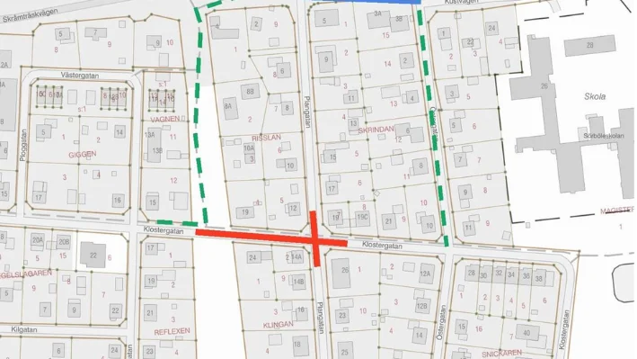 Korsningen mellan Klostergatan och Plangatan stängs fram till 5 juli (röd markering). Istället leds biltrafiken om via Östergatan (blå markering) och gångtrafik leds om enligt den grön markeringen. 