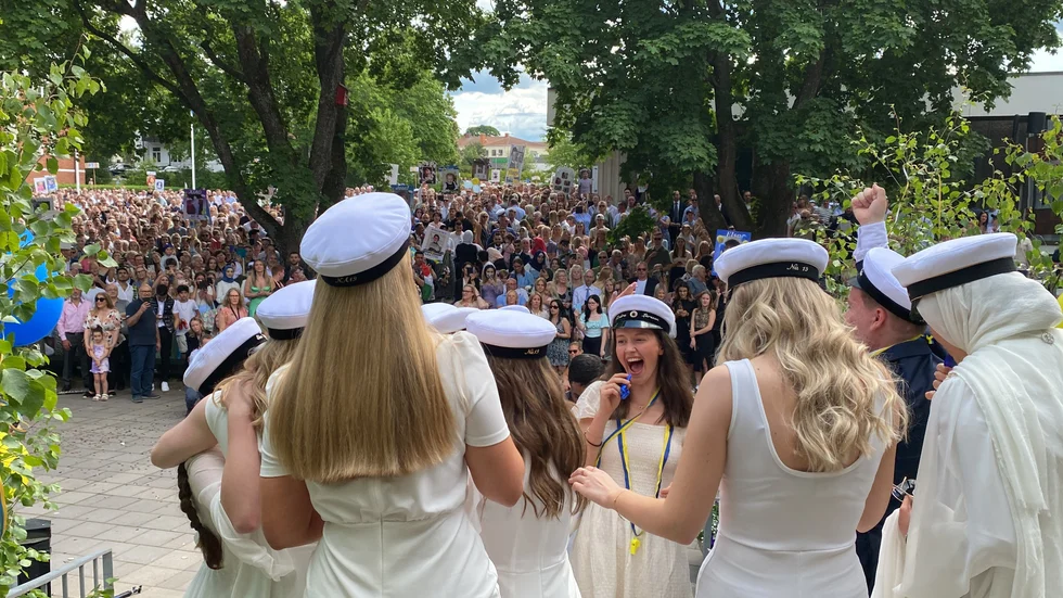 Utspringet sker från gymnasiets huvudentré. Där väntar studenternas familjer och vänner.
