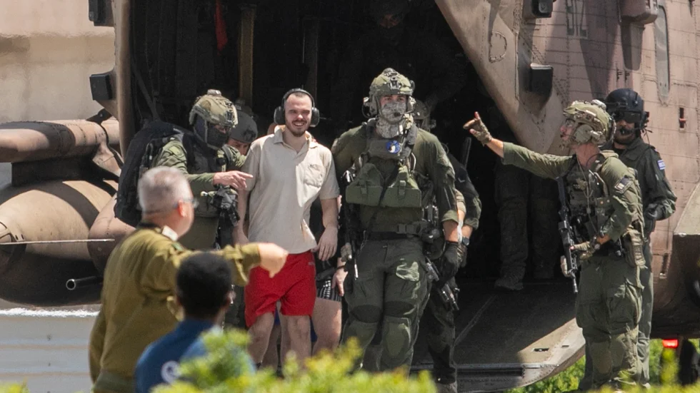 Israel och Hamas kan båda ha gjort sig skyldiga till krigsbrott under Israels gisslanfritagning under helgen. På bild Andrey Kozlov, en av de fyra som fritogs under insatsen.