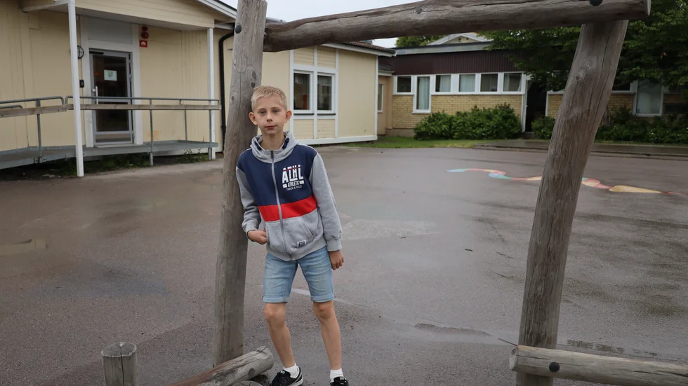 Vincent Löfström, 12 år, står bredvid den nya klätterställningen som han tycker är farlig.
