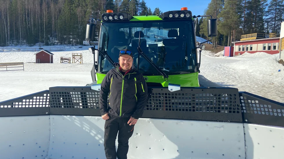 Rasmus Skiddi har pistat skidspår sedan 2016. "Det är jätteroligt, vi brinner för det här".