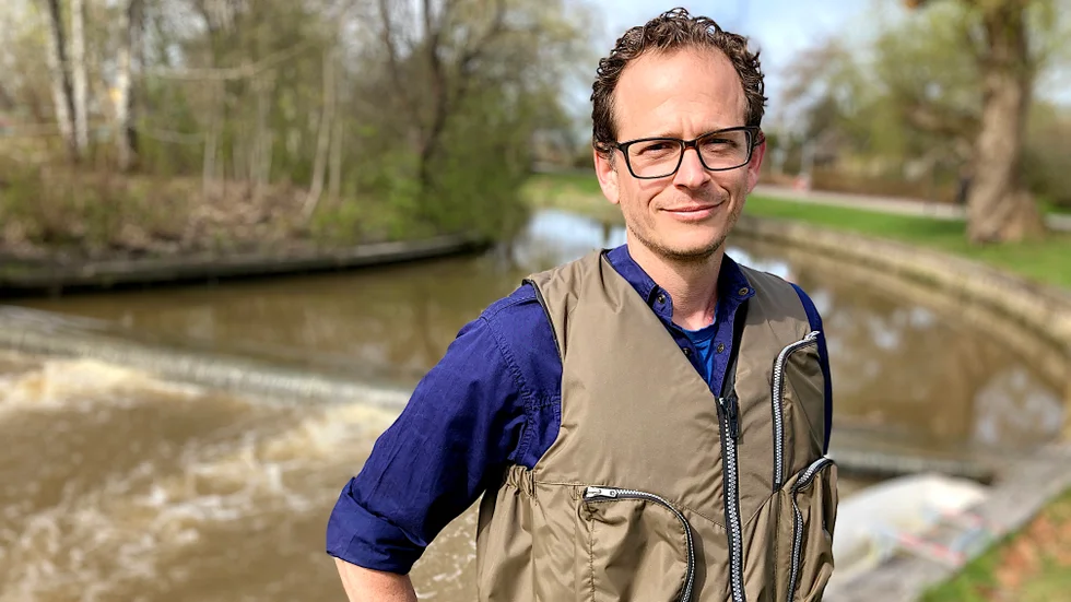 Vattenvårdsexperten Tomas Loreth Remén är kritisk till Dämmet i Enköpingsån, som är ett vandringshinder för fiskarna. Han anser att anläggandet av ett nytt dämme med passage är att kasta pengarna i sjön.