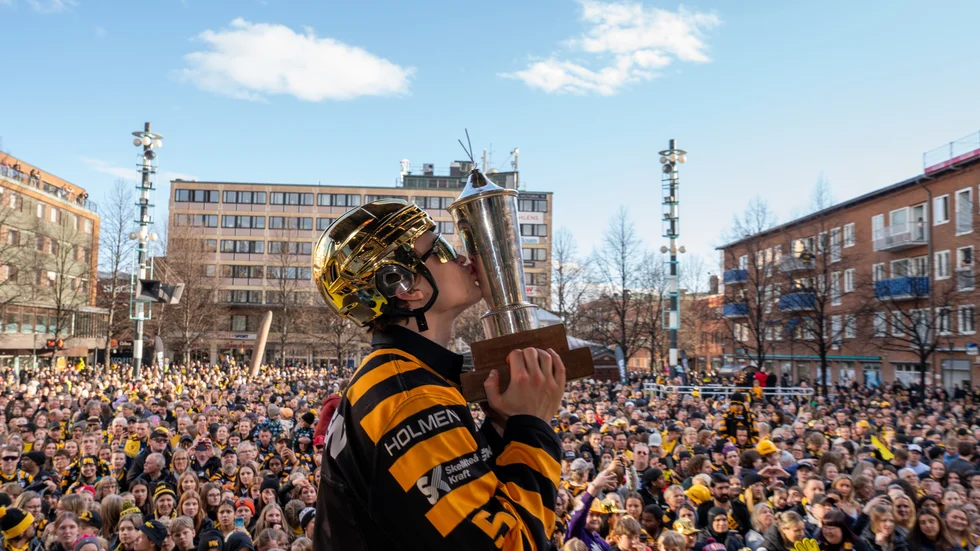 Axel Sandin Pellikka skriver NHL-kontrakt med Detroit.