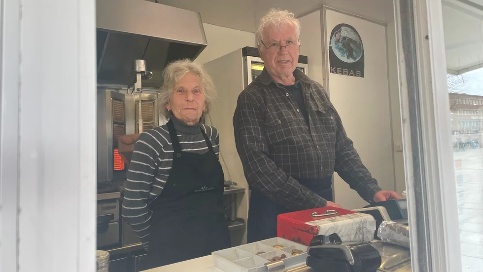 Kicki Gavariel och Panagiotis Gavriel har stått på torget i över 40 år i sin matvagn.