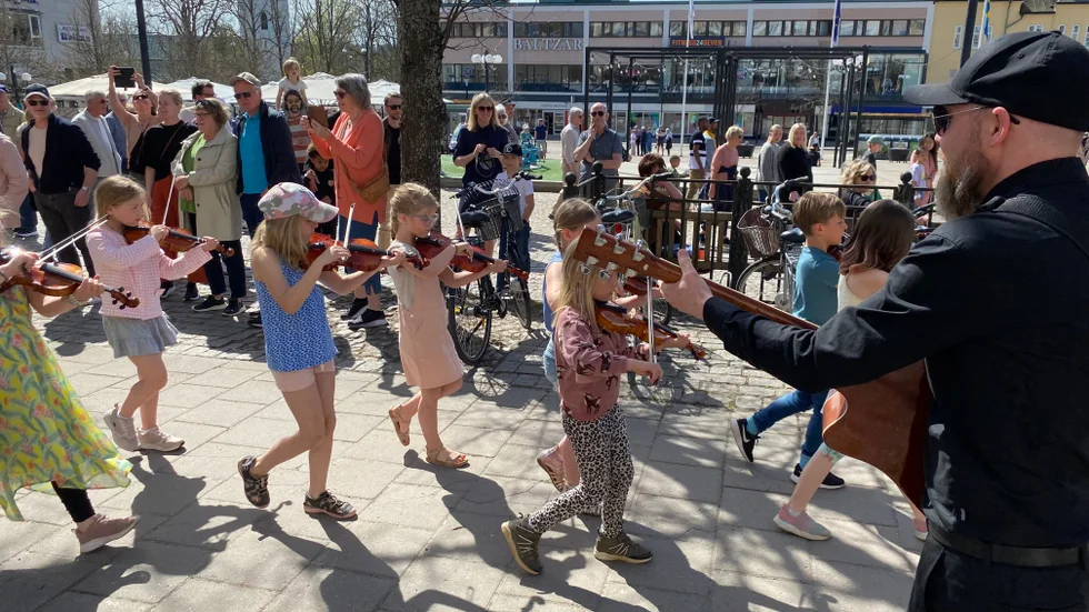 Kulturskolekalaset 2024. Gitarrläraren Fredrik Andersson coachar fioleleverna, de yngsta, runt Stora torget i Motala. Kulturskolekalaset pågick hela dagen, en gammal tradition.