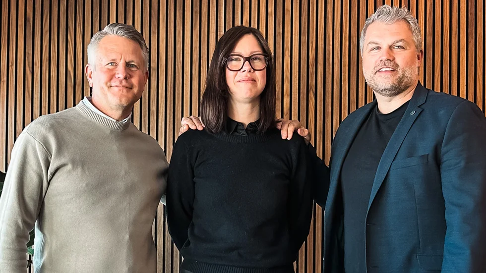 Per Gabrielsson, vd och Therese Jacobsson, försäljningschef  på Tell välkomnar Henric Lööv, vd för E-Com in i företaget.