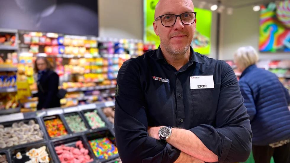 "Man ska ju alltid ha det här påskgodiset, men de riktiga storsäljarna är de här inplastade klassikerna som mjölkchoklad och daim", säger Erik Strand, butikschef på Matpiraten i Katrineholm, om vilken sorts godis som går bäst under påsken.