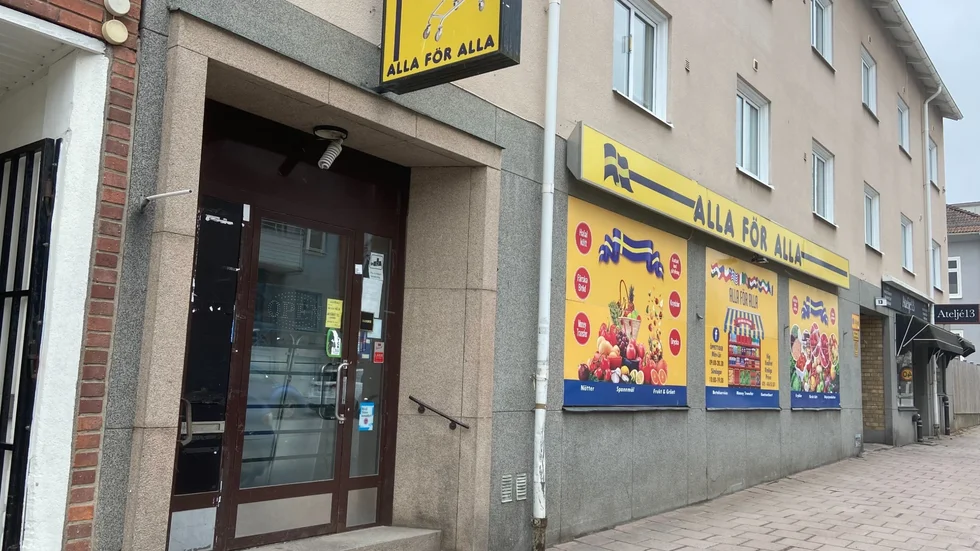 Det står Open (öppen/öppet) på dörren. Men det är en sanning med modifikation. Alla för alla har försatts i konkurs.