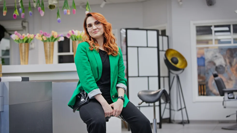 Homa Hakimi älskar jobbet som frisör i Piteå men vägen dit har inte varit spikrak. Största utmaningen har varit språket. "Vissa dagar har jag gråtit och det har varit jättejobbigt", säger hon.
