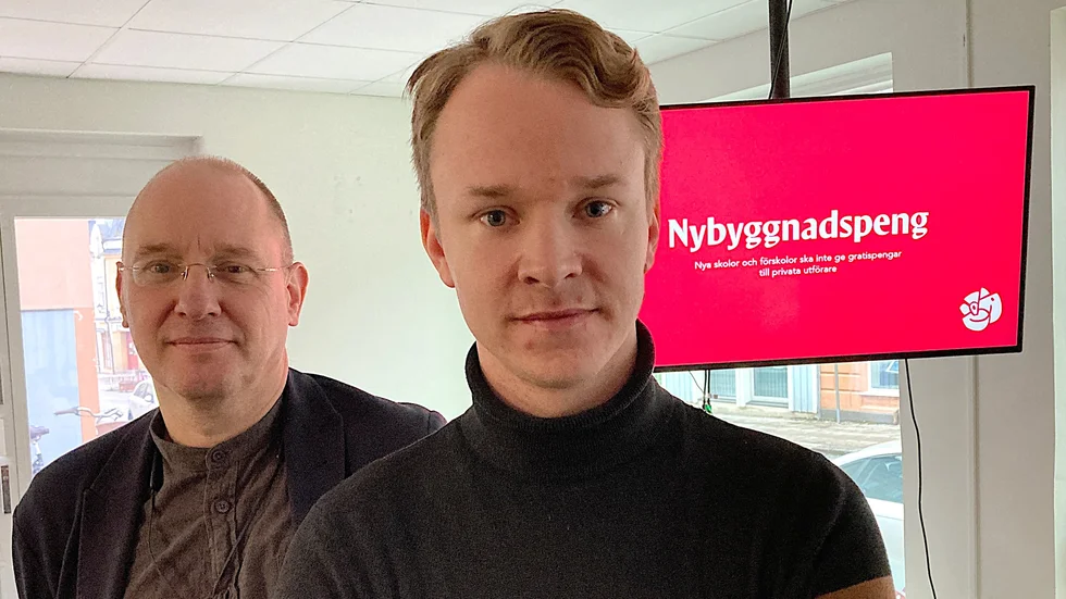 Johan Enfeldt och Jesper Englundh (S) vill se en ny skola i Enköping istället för förslaget att göra befintliga skolor större.