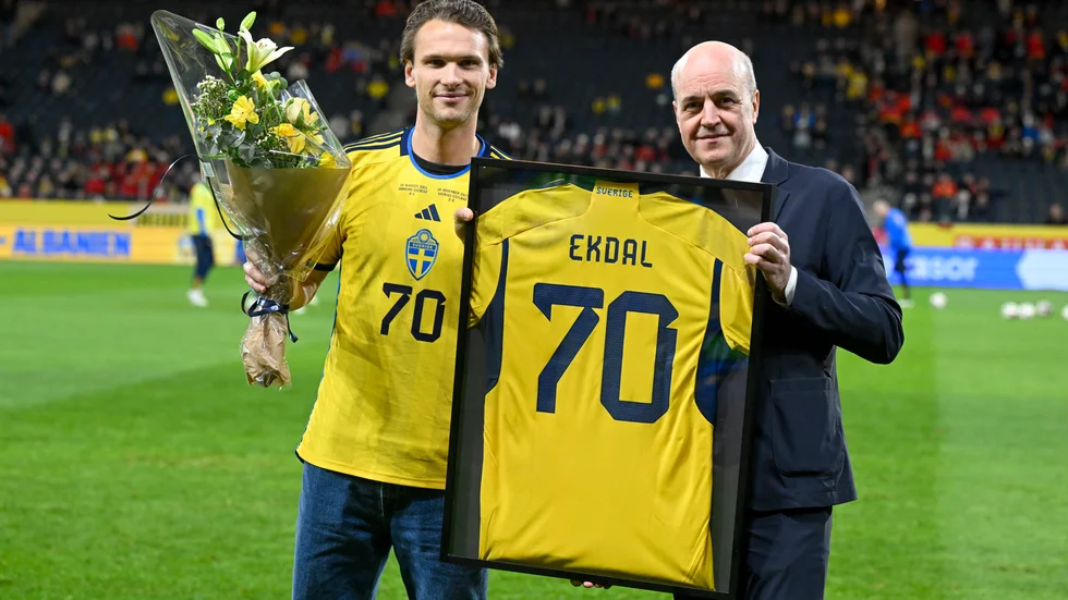 Albin Ekdal med Svenska fotbollförbundets ordförande Fredrik Reinfeldt.