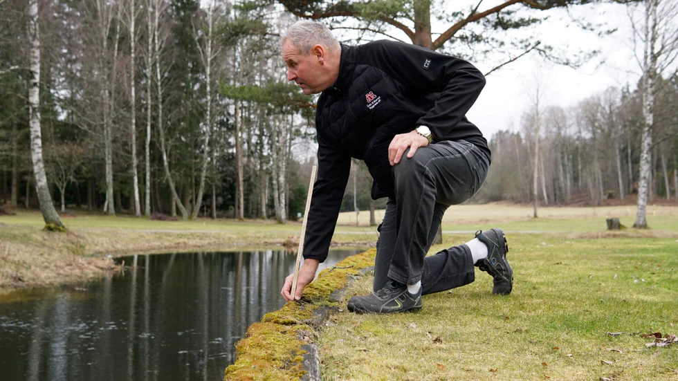 Golfklubbens ordförande Björn Kindgren inspekterar dammen mellan bana 10 och 17.