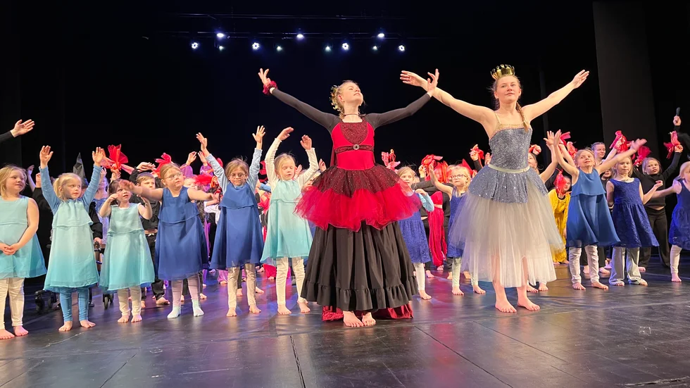 Prinsessan kröns till Drottning och alla 200 danselever är på scenen.