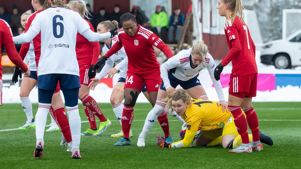 PITEÅ, SVERIGE 20240330
Piteås Faith Ikidi Michael och målvakt Samantha Leshnak Murphy under lördagens fotbollsmatch, semifinal i Svenska cupen, mellan Piteå IF DFF och FC Rosengård på LF Arena.
Foto: Pär Bäckström / TT / Kod 11900