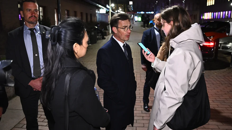 Väljare och politiker måste ha ett samspel. Politikerna ska kunna inte gömma sig för svåra frågor och väljarna har att delta i demokratin.