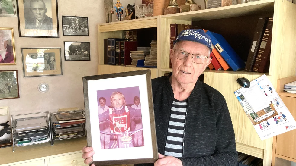 Per-Ulf Löfqvist i sin mancave fylld av memorabilia från den gotländska speedwaysporten. Hans bror Christer blev världsstjärna, så var även hans far Fritz, vars svartvita porträtt hänger på väggen.