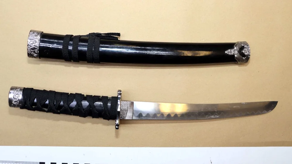 19-åringen hotade att skära av en artär på sitt offer.