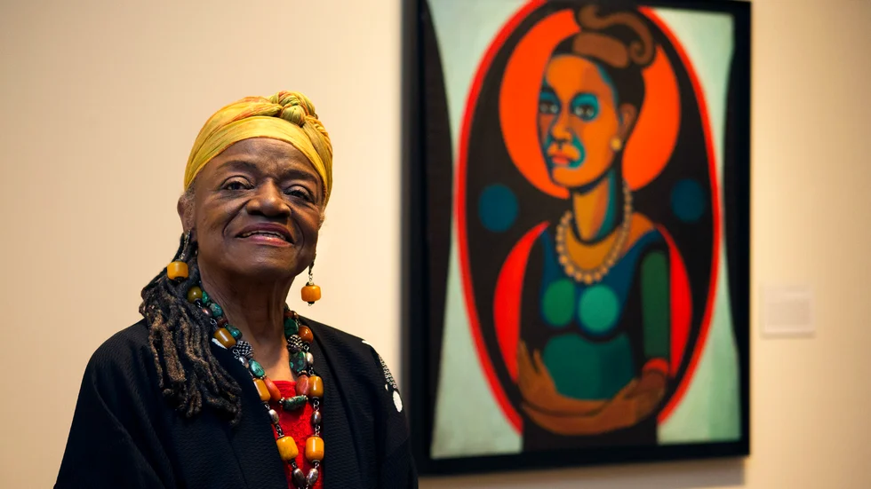 Pionjären Faith Ringgold framför ett av sina självporträtt. Arkivbild.