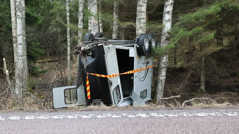 Hästsläpet lämnades i diket i väntan på bärgning. Enligt räddningstjänsten ska hästen ha klarat sig utan skador.