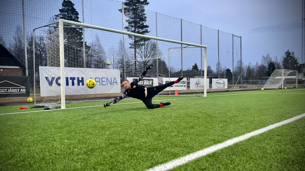 I matchen står inte bara äran att titulera sig som bästa lokala fotbollslaget i fyran i derbysammanhang på spel. Poäng i den mycket tajta tabellstriden är ännu viktigare. På bilden syns Rasmus Hultin, målvakt i Högsjö BK.