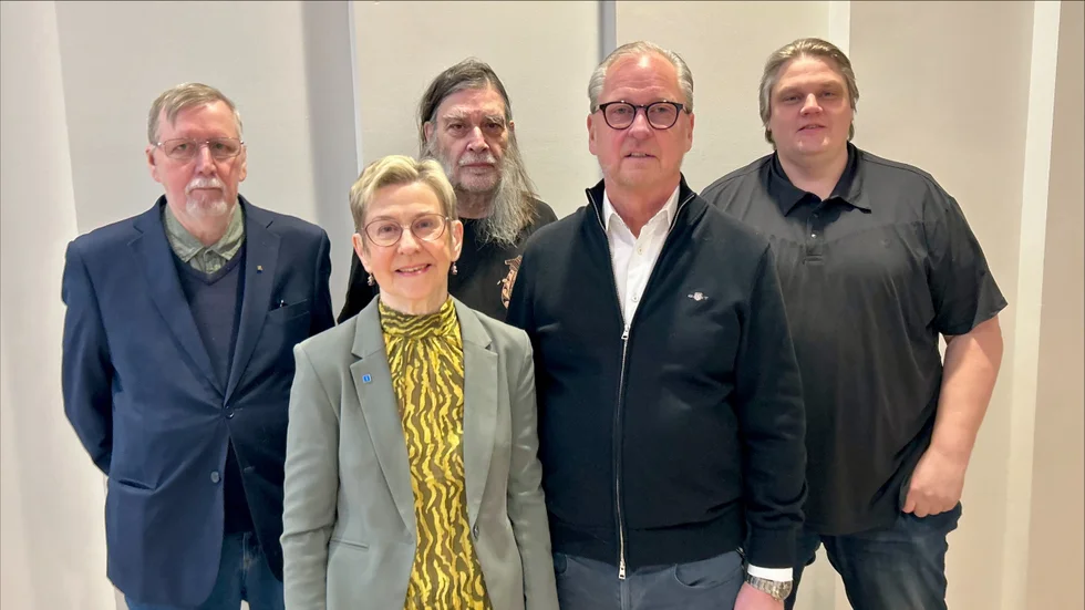Flera politiska partier i Piteå gör nu gemensam sak och kräver åtgärder för dövblinda Evelina Lindberg. På bild ses Karl-Erik Jonsson, (M), Helén Lindbäck (KD), Anders Nordin (SLP), Håkan Johansson (M) och Magnus Häggblad (SD). Johnny Åström från Sjukvårdspartiet (SVP) saknas i bild.