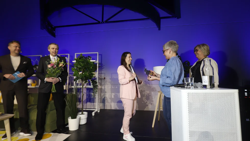 Eskilstuna-Kurirens Chefredaktör Ulrika Sjöblom uppvaktar Marie Oscarsson och Tove Friede med Affärslivspriset.