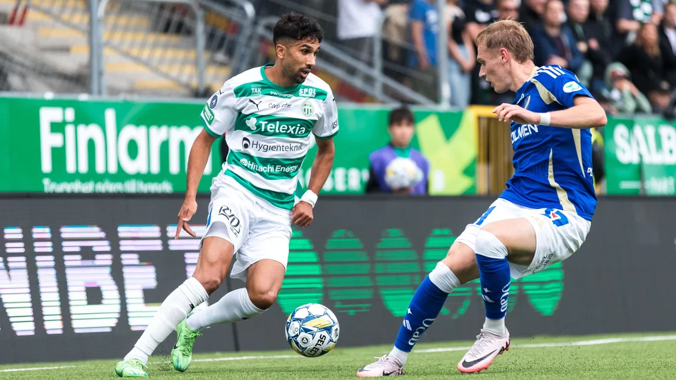 240714 Västerås Elyas Bouzaiene och IFK Norrköpings Marcus Baggesen under fotbollsmatchen i Allsvenskan mellan Västerås och IFK Norrköping den 14 juli 2024 i Västerås. 
Foto: Tobias Sterner / BILDBYRÅN / COP 254 / TS0263