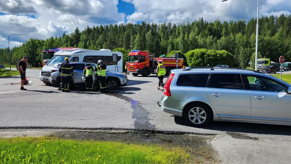 Insändarskribenten vill se en cirkulationsplats från väg 94 in på väg 555. Bilden är tagen efter en krock mellan en husbil och personbil på den aktuella platsen i somras. (Arkivbild)