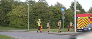 Förbipasserande hjälpte till att släcka bilbrand – mitt i rondell