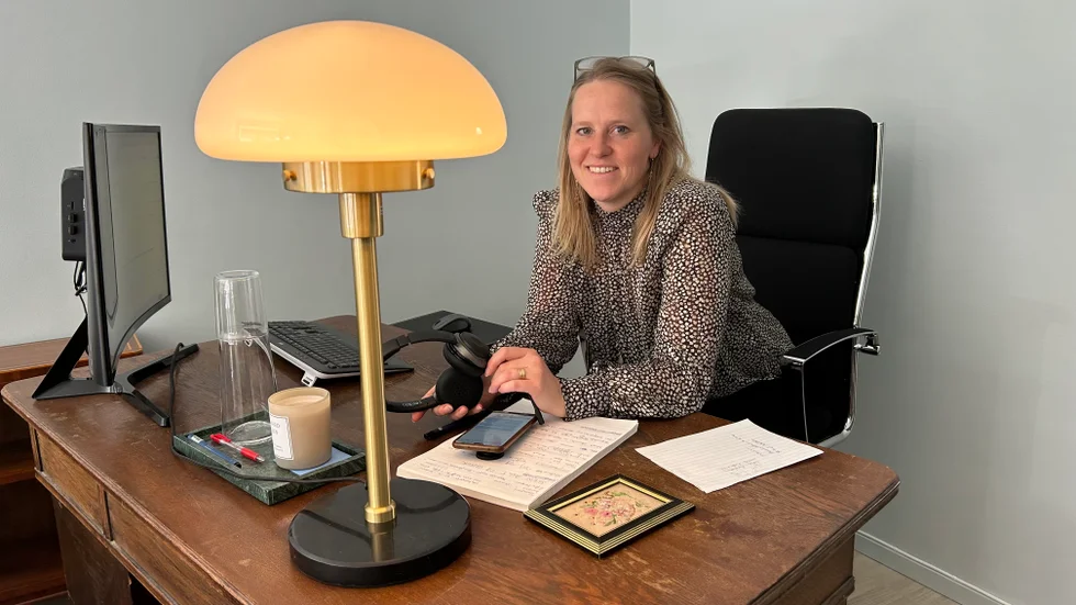 Begravningsbyrån Östlunds har öppnat filial i Strängnäs, och där arbetar begravningsentreprenör Emilia Sundström.