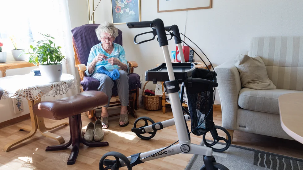 För oss äldre har det blivit allt svårare att hitta tillgängliga och trygga bostäder som inte slukar hela pensionen, skriver Leif Kindblom och Liza di Paolo-Sandberg.
