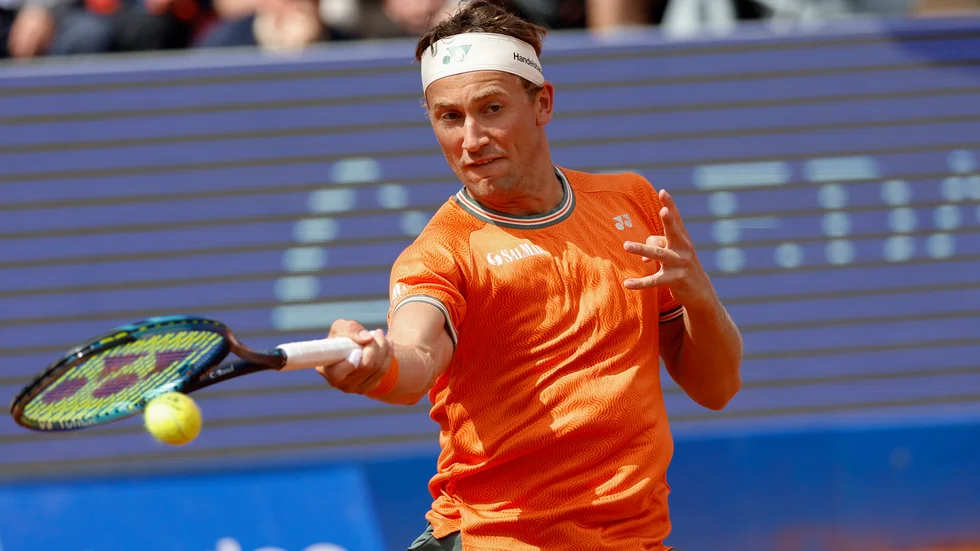 Casper Ruud förlorade sin första match i singelturneringen i Båstad och slogs ut i den andra omgången.