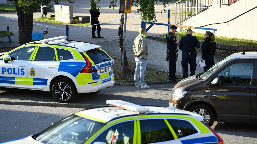 En person har förts till sjukhus efter en skottlossning i Hovsjö i Södertälje på tisdagen.