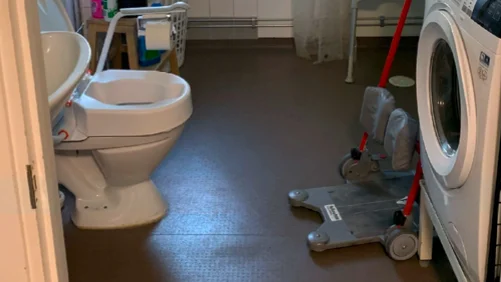 Mannen blev liggande på toagolvet innan han tog sig till sovrummet och larmade hemtjänsten.