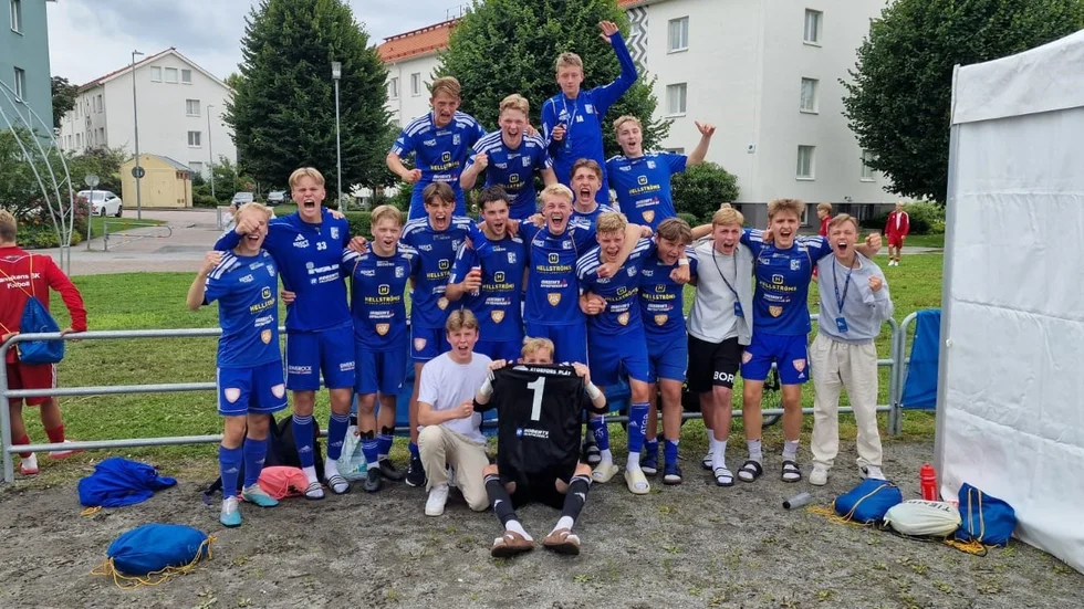 Storfors AIK firar segern över franska  Lycée International St Germain en Laye. Ännu gladare killar imorgon vid en eventuell seger?