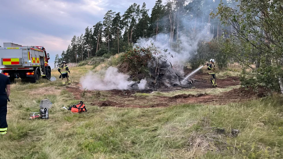 Räddningstjänst kunde snabbt släcka branden efter att det brinnande riset hade forslats till en och samma plats.
