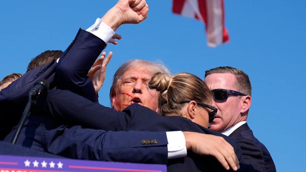 Bilder på presidentkandidaten Donald Trump efter helgens attentat anses gynna hans kampanj. 