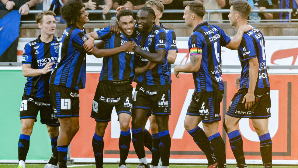 Joakim Persson kramas om efter sitt första mål för säsongen.