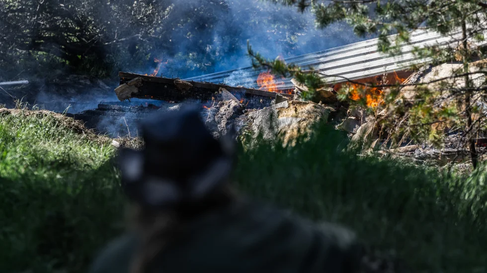 Ett nybyggt hus i Arnemark brann under söndagen ner till grunden. Ägaren har jobbat med huset i fyra år och skulle precis flytta in. "Nu vet jag inte vad jag ska göra", säger han.
