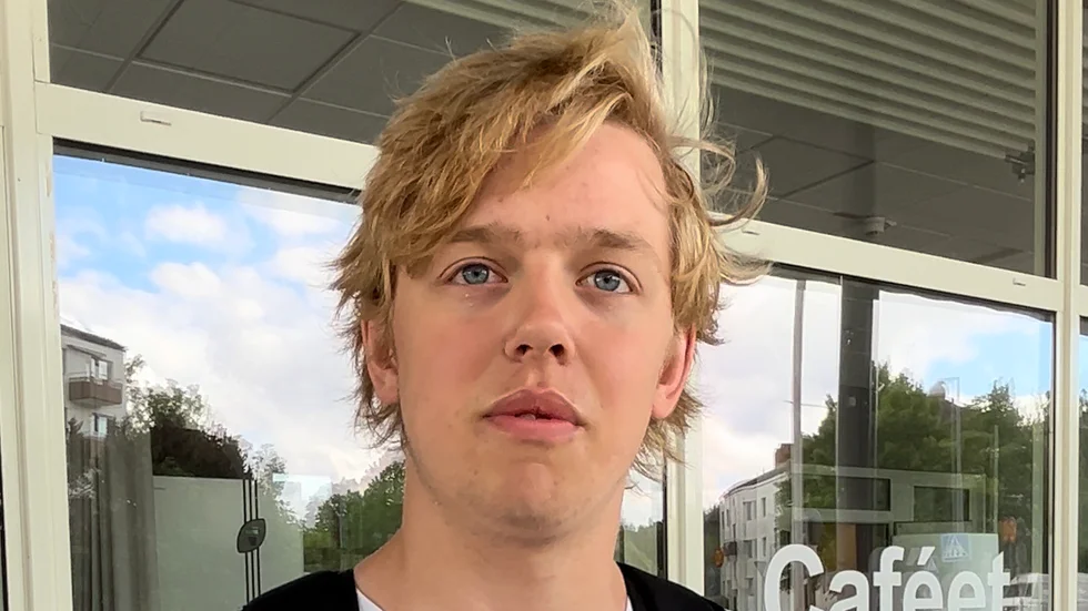 Emil Östemar, 17, tycker att det är upp till var och en hur man solar.
