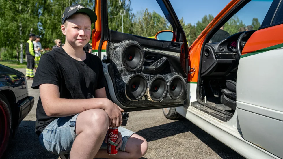 Lucas Åström har mycket ljud i epan. "Det hör till", säger han.