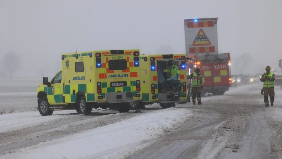 Tre personbilar var inblandade i en trafikolycka på väg 600 norr om Uppsala på lördagseftermiddagen.