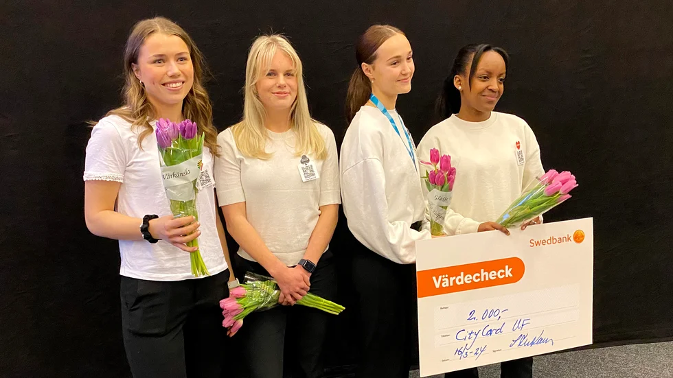 Här är tjejerna som vann tävlingen Årets UF-företag med sitt City Card, en kortlek med 52 olika sevärdeheter från Motala med omnejd. De blev glatt överraskade när de firades på Motala Expo under lördagen. Från vänster Nora Malmgren, Ellen Leinar, Tuva Printzell och Shannen Irakoze.