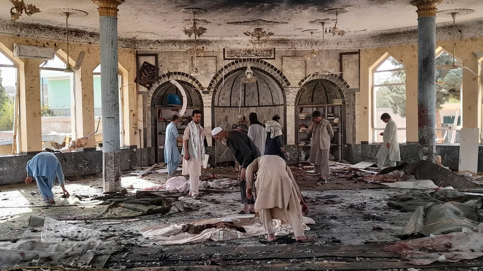 Förödelse efter en IS-attack mot en shiamoské i norra Afghanistan 2021. Arkivbild.