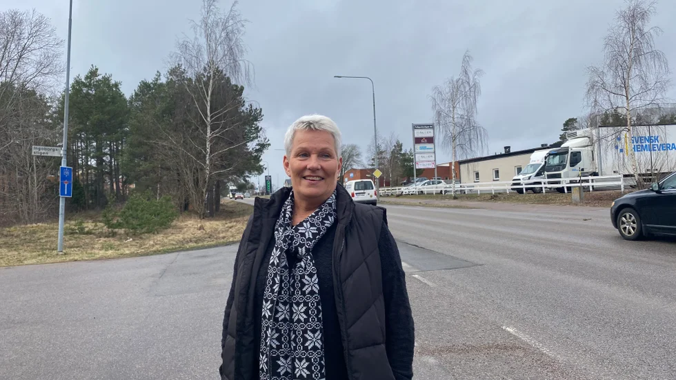 Catrine Svensson blir själande glad när hon får höra att hastigheten ska sänkas och inte höjas vid Ingaborgsstigen. 